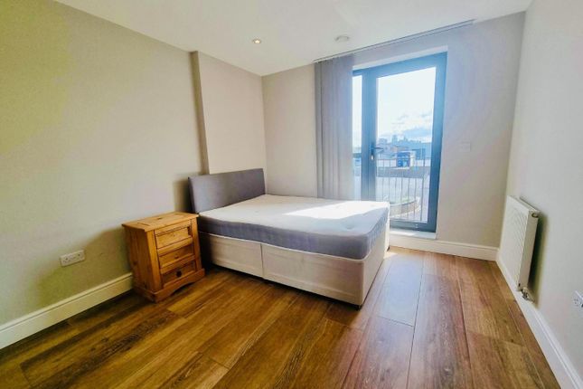 Flat to rent in Petersfield Avenue, Slough