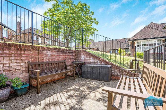 119, Chalet Estate, London photo 2