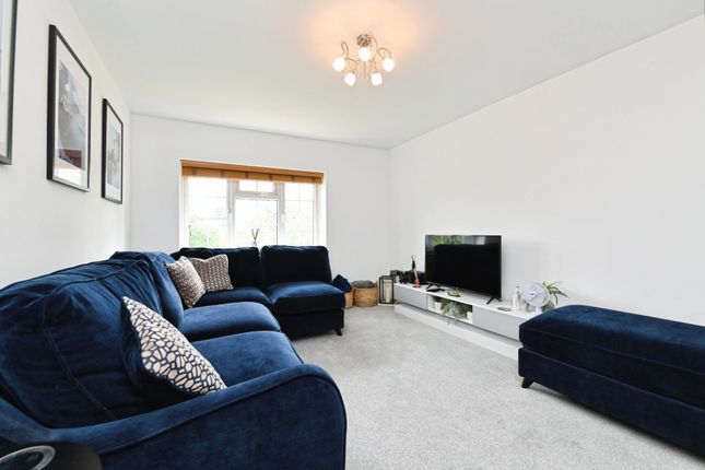 Flat 3, 28-30,, Third Avenue, Essex photo 4