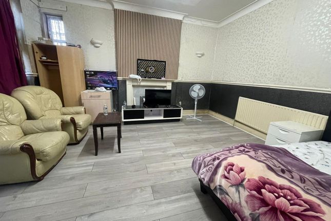 Master Bedroom Close To Seven King Station - Â£1000 Pcm