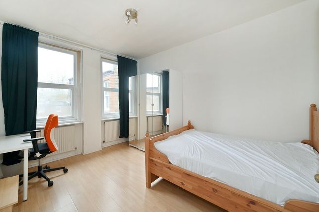Flat to rent in Talgarth Mansions, Barons Court