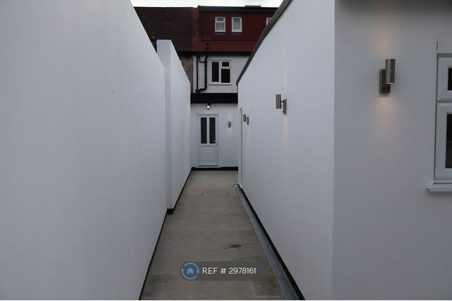 Flat   Kingston Road, Flat Kingston Road, Epsom photo 3