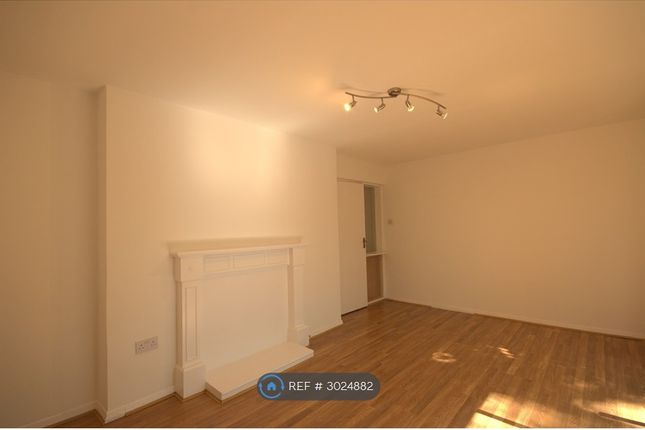 Flat, Stratfield House Baring Road, London photo 4