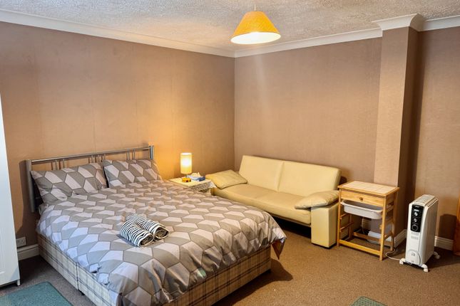 Studio To Rent Walnut Road, Chelston Tq2
