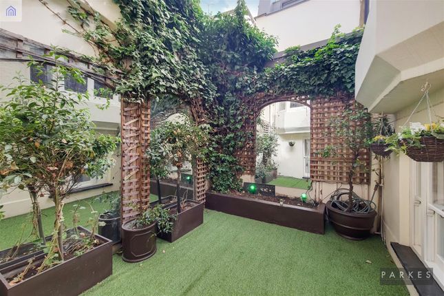 Flat A., 55, Lower Belgrave Street, London photo 3