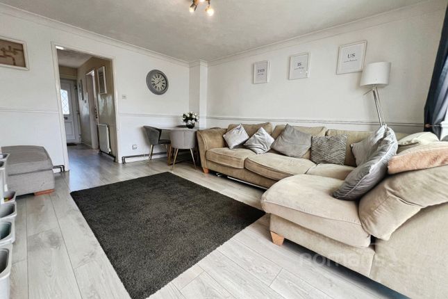 45, Loddon Way, Surrey photo 3
