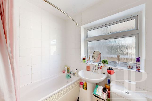 21 Hayling Court, Crawley photo 4