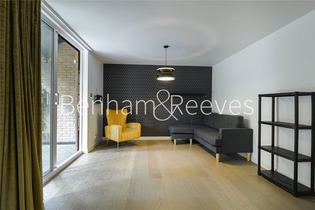 Bridgeport Place, London, Kennet Street photo 4