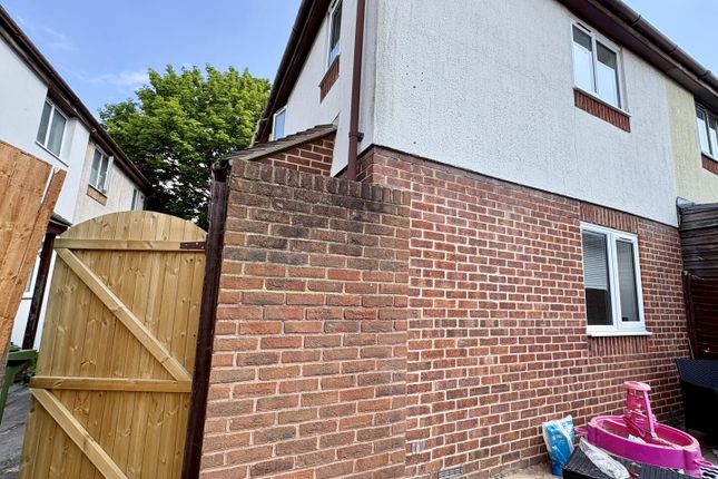 45, Holden Close, Dagenham photo 3