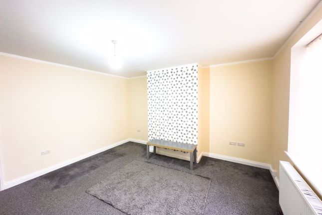 5, Smiths Avenue, Huddersfield photo 2