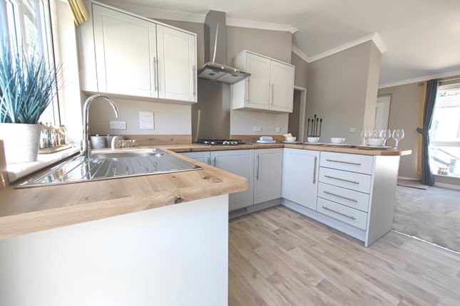 18 Pine Copse Park, Nine Mile Ride, Wokingham photo 4