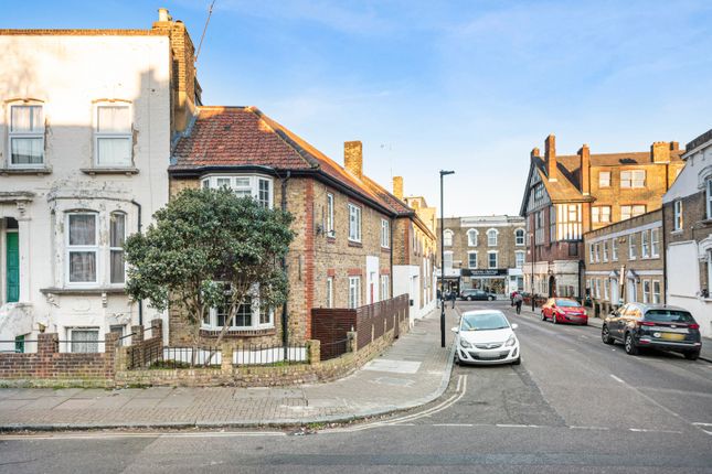 Flat for sale in Leconfield Road, London