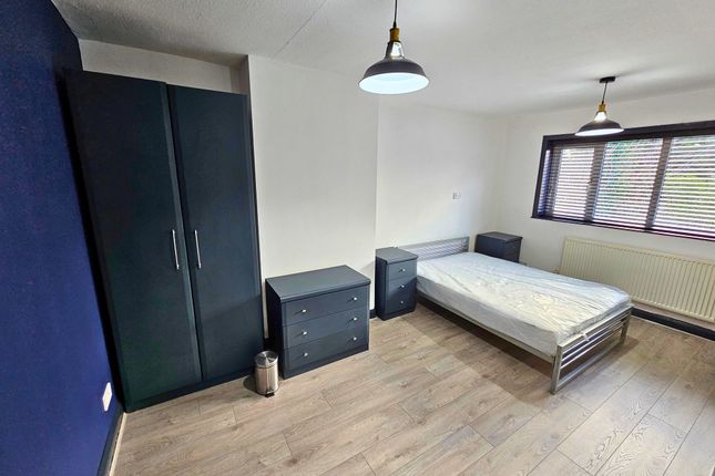 Room 2 2 Broseley Avenue, Manchester photo 2