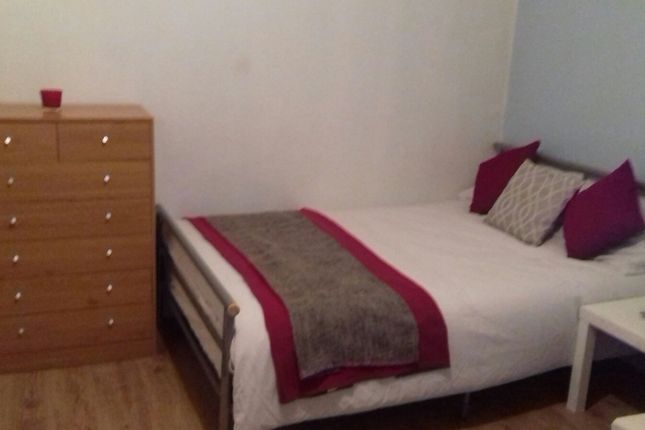 22, St. Ives Grove, Leeds photo 2