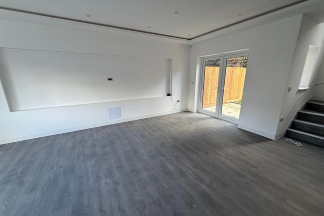 Hollycroft Avenue, Wembley photo 2
