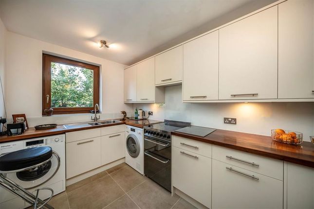 Flat 10, Willow Lodge, 20, Warwick Drive, London photo 4