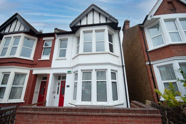 Thumbnail Flat to rent in Westbourne Grove, Westcliff-On-Sea
