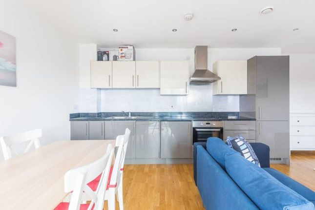 6 River Heights, London photo 2