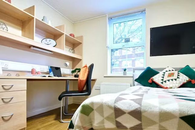 Flat to rent in Students - Oxney House &amp; Gardens, 38-40 Oxney Road, Manchester