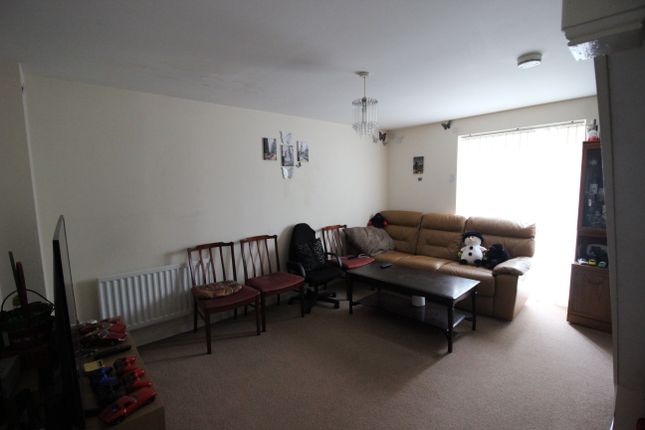 Terraced house to rent in Kings Sconce Avenue, Newark