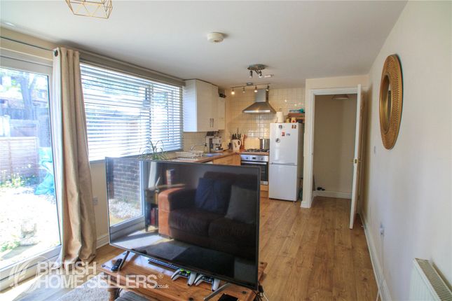 37, Cambrian Way, Hampshire photo 4