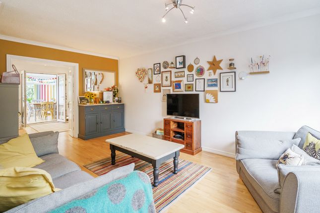 18, Bosleys Orchard, Grove photo 2