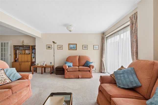 Ashcroft Drive, Denham Green photo 4
