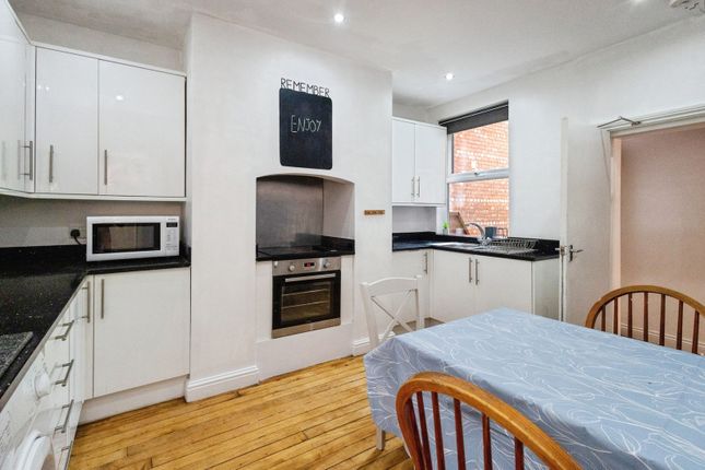16, Beech Grove, Greater Manchester photo 4