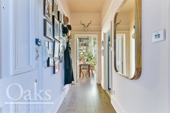 Flat for sale in Kings Avenue, London