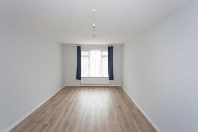 32, Mitchell Close, Dartford photo 3