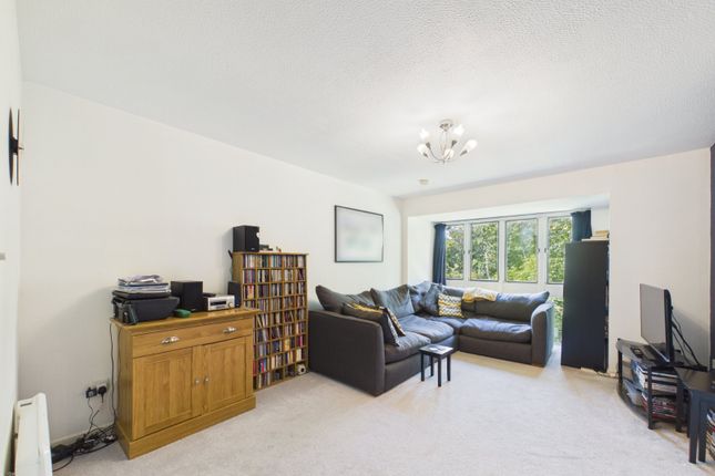 21, Tanglewood Way, Feltham photo 2
