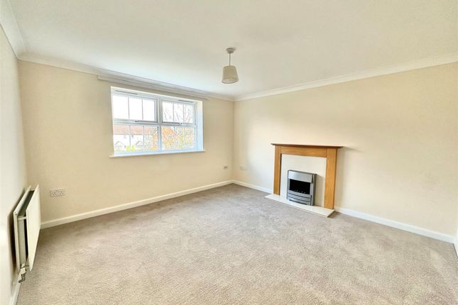 Terraced house to rent in Atkinson Road, Hawkinge