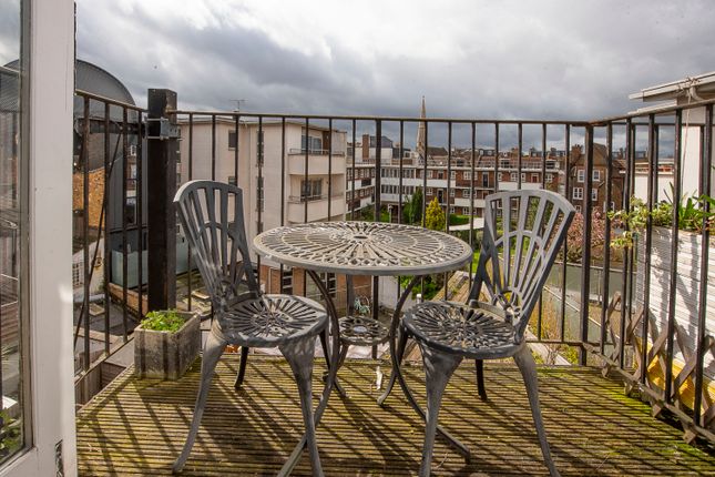 Flat for sale in Plough Road, London