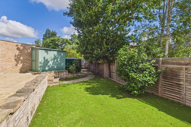 20, High Tree Close, Surrey photo 3