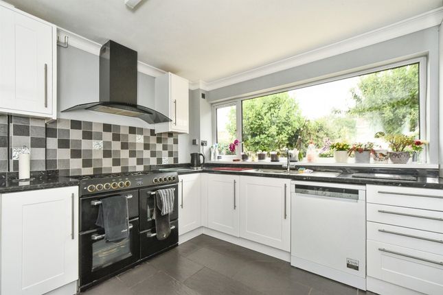 60, Sutton Park, Swindon photo 4