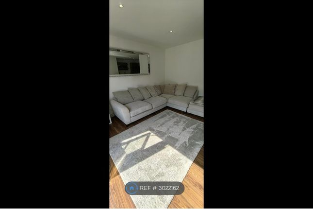 Flat   Outwood Lane, Chipstead, Coulsdon photo 3
