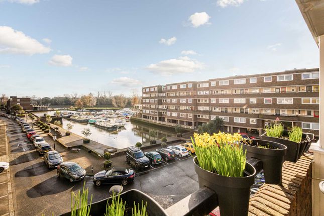 Flat for sale in Romulus Court, Brentford Dock