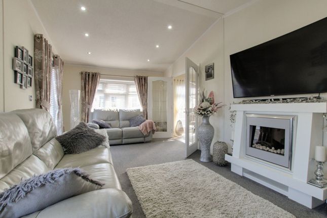 26 The Oaks, Wickford photo 4