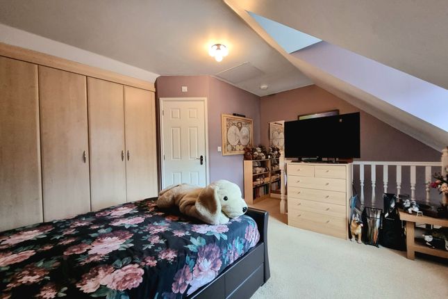 211 Longacres, Bridgend photo 3