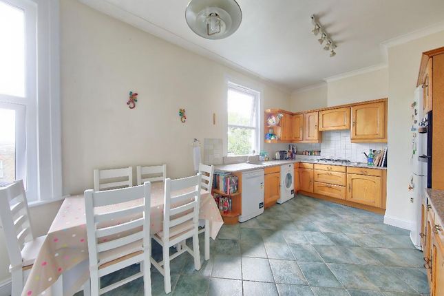 17, Bernard Gardens, Wimbledon photo 4
