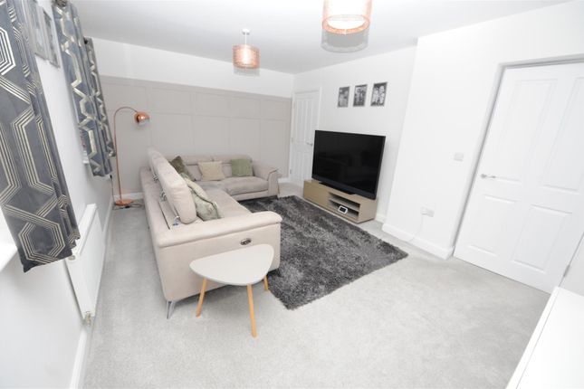 2, Hutton Hall Drive, Bradford photo 5