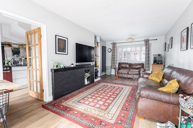 4 Beech Gardens, Crawley photo 2