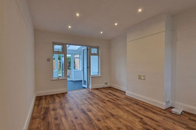 25, Vivian Gardens, Watford photo 4