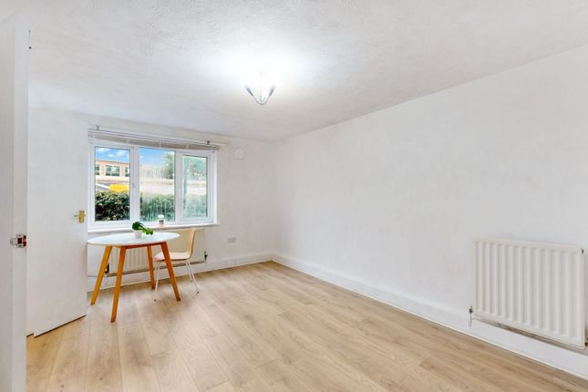 Flat 2, Lily Nichols House, 6, Connaught Road, Silvertown photo 2
