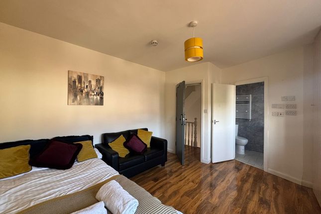 Fernbank Avenue, Wembley photo 4