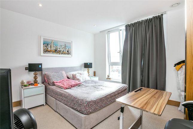 Flat for sale in Fusion Court, London