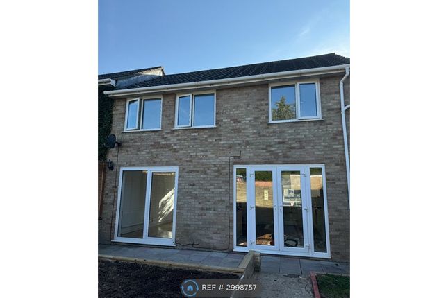 Compton Square, Andover photo 3