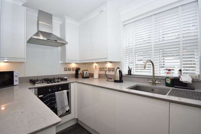 Flat Flat F, 26, Redan Place, London photo 3