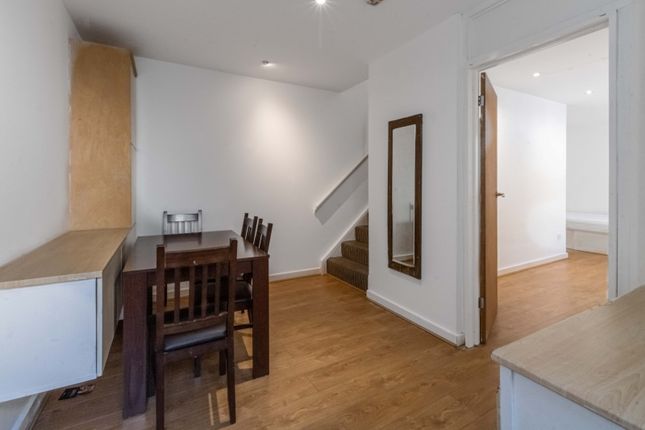 Town house to rent in Green Dragon Yard, London