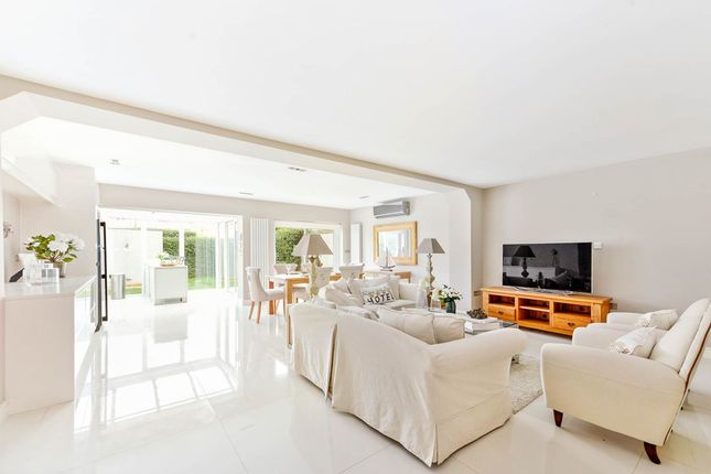 3 Court Close St. Johns Wood Park, London photo 2